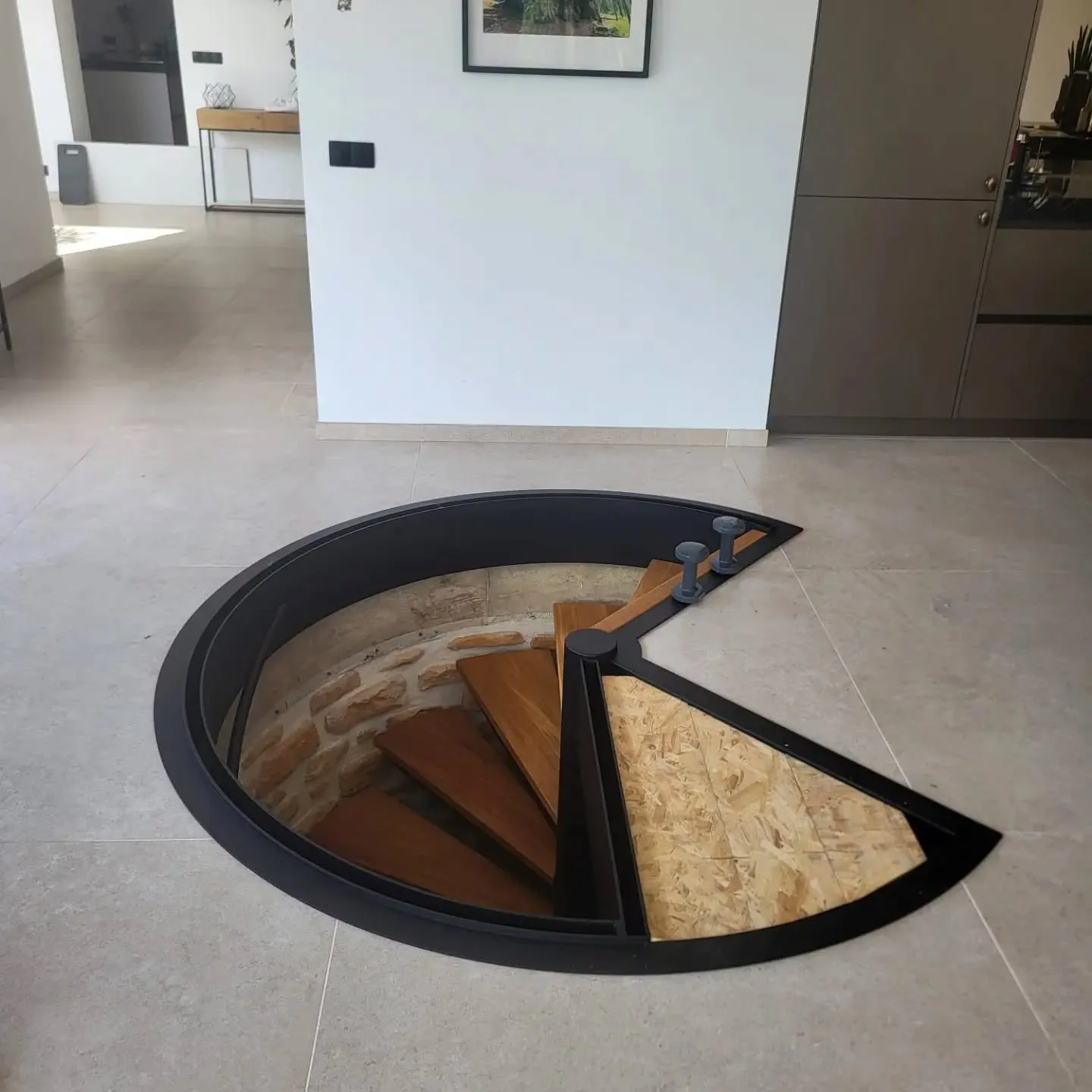Het trapgat van bovenaf voor het plaatsen van de balustrade.