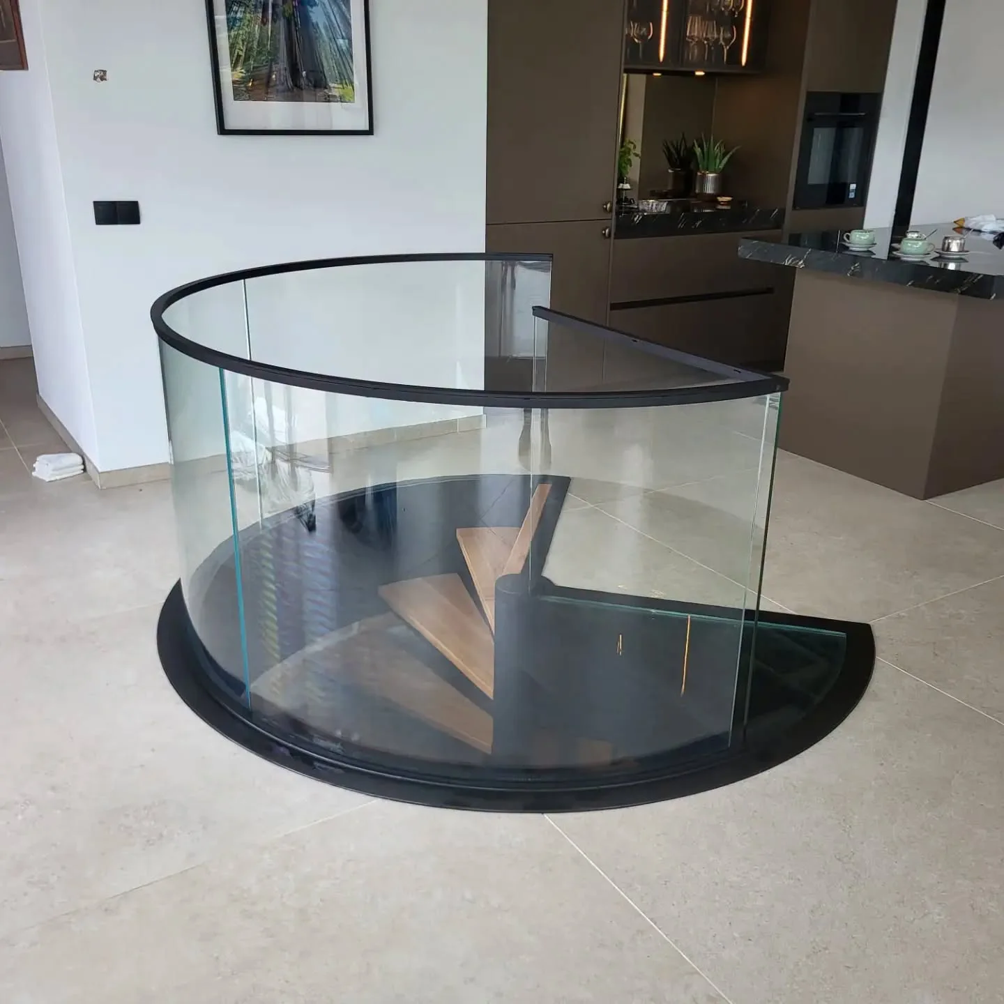 Overzicht van het trapgat van bovenaf met de balustrade.