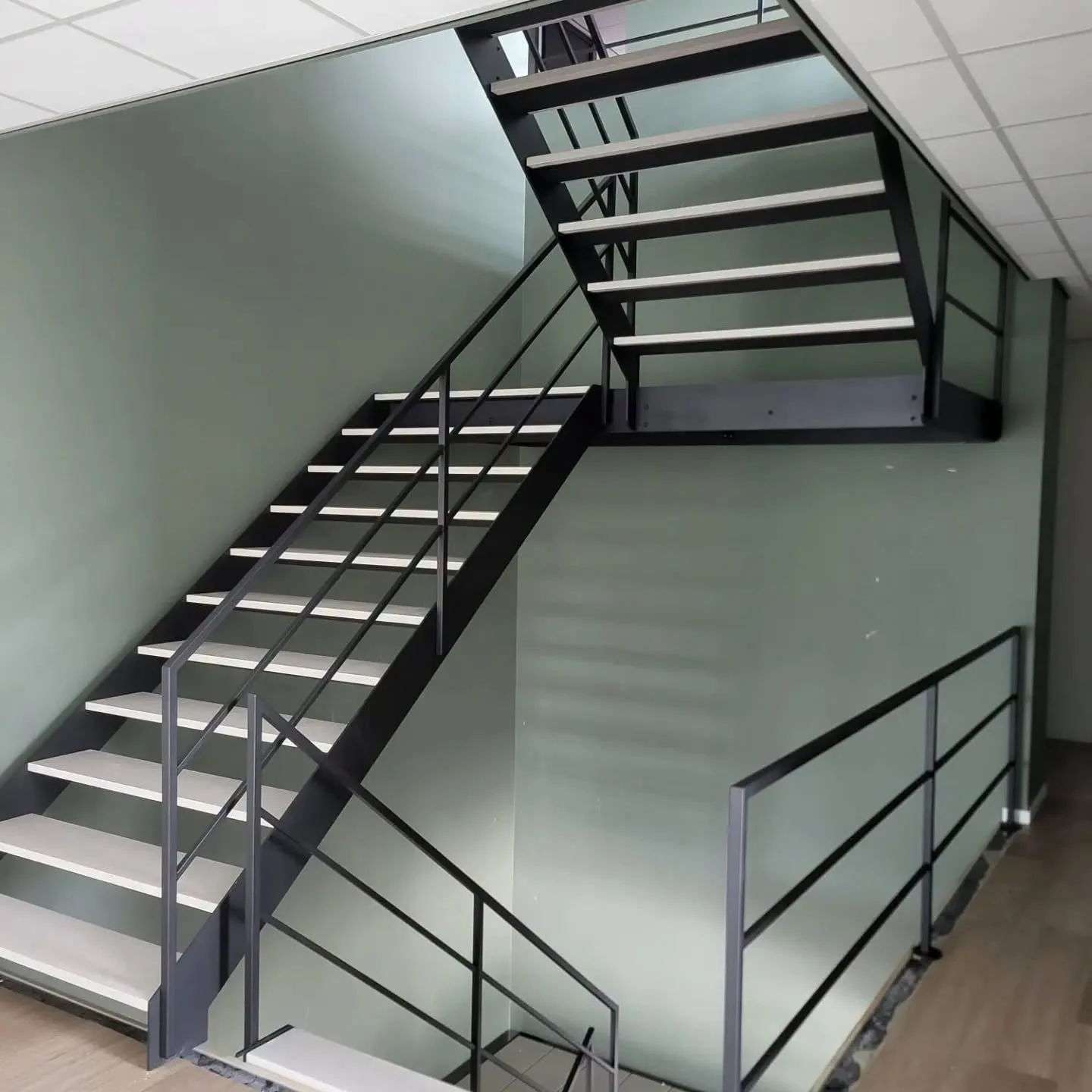 Zijaanzicht van de zwart stalen bordestrap