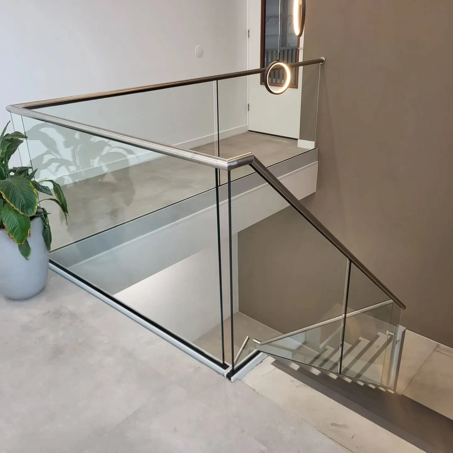 Bovenaanzicht van de glasbalustrade en trap. #RWE244 (LocR)