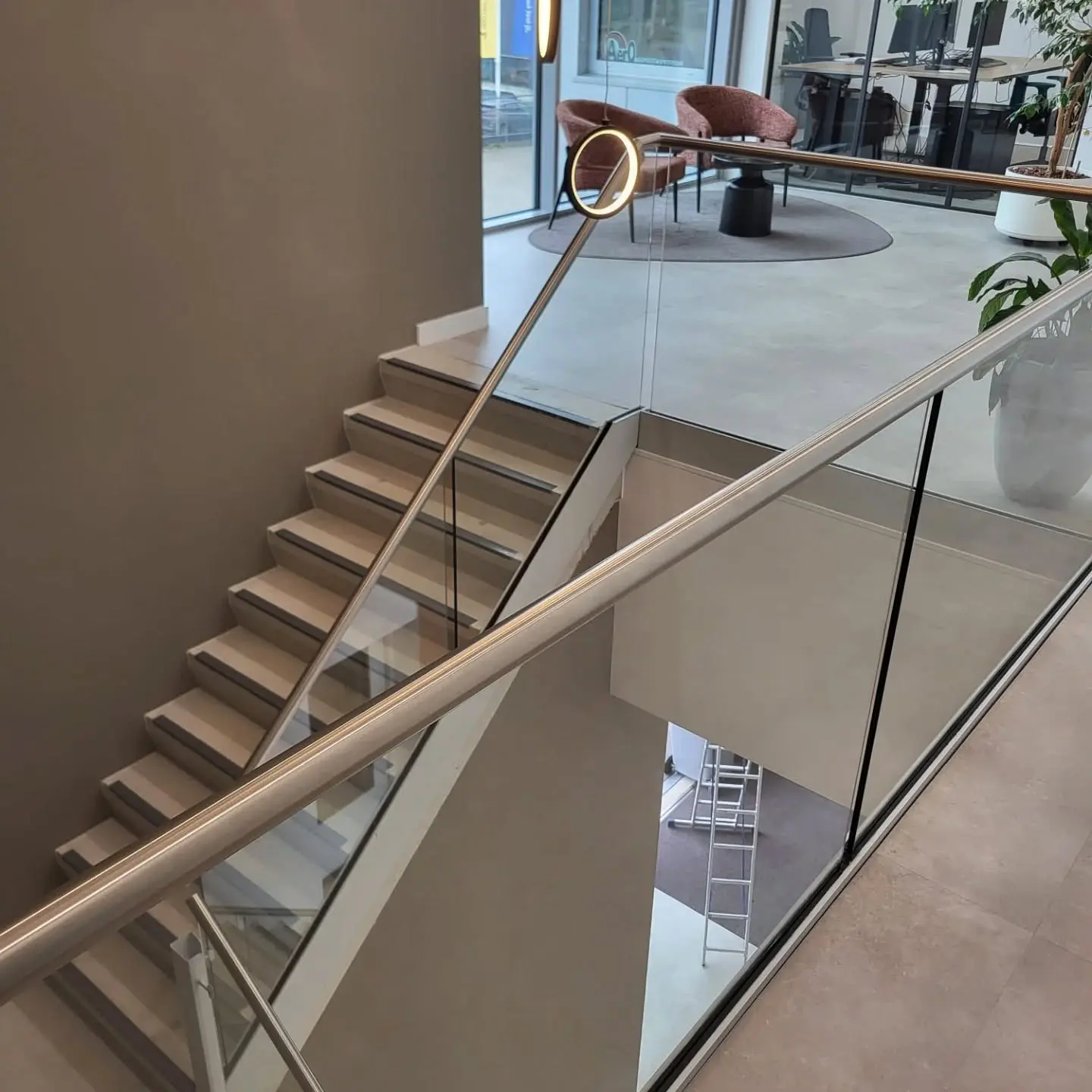 Boven zijaanzicht van de trap met glasbalustrade. #RWE244 (LocR)