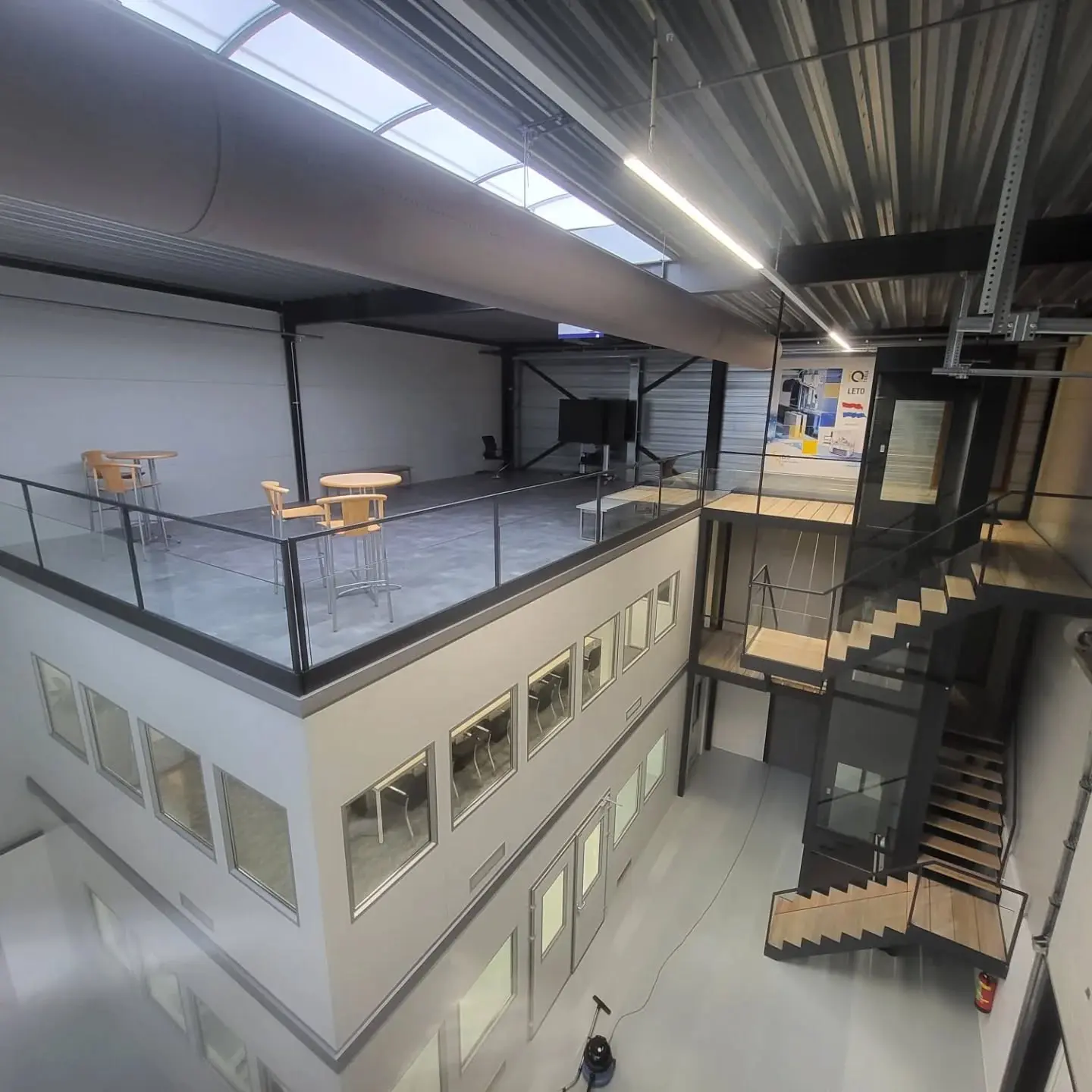 Project in Eindhoven met glasbalustrade in stalen klemprofiel. Overzicht van bovenaf.