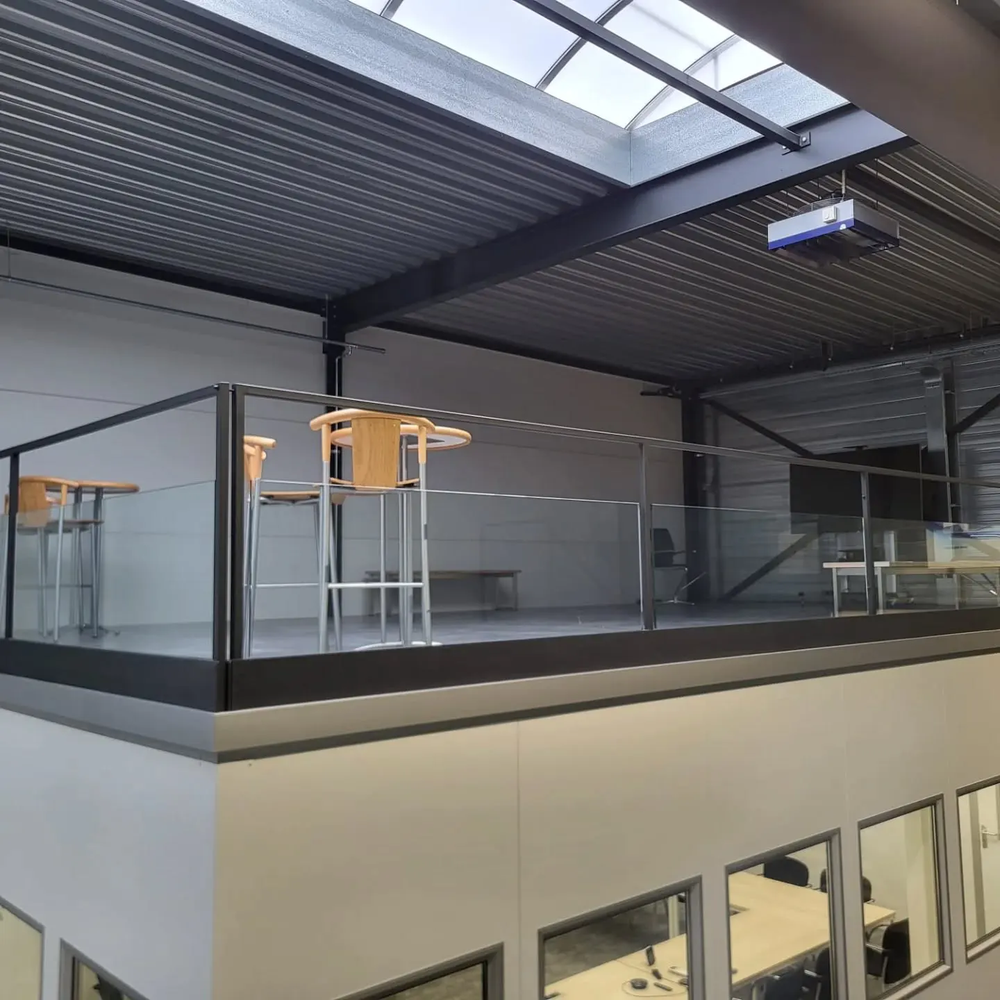 Detailoverzicht van de glasbalustrade op zichthoogte.