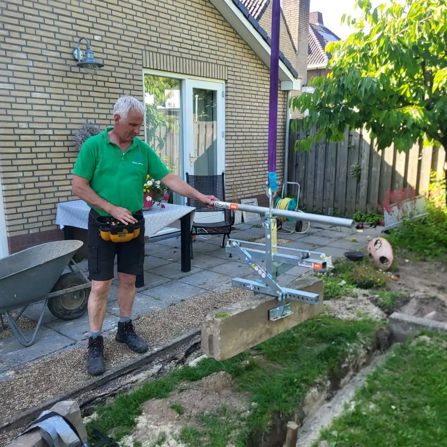 Een van de betonbanden wordt met de hijskraan nauwkeurig geplaatst.