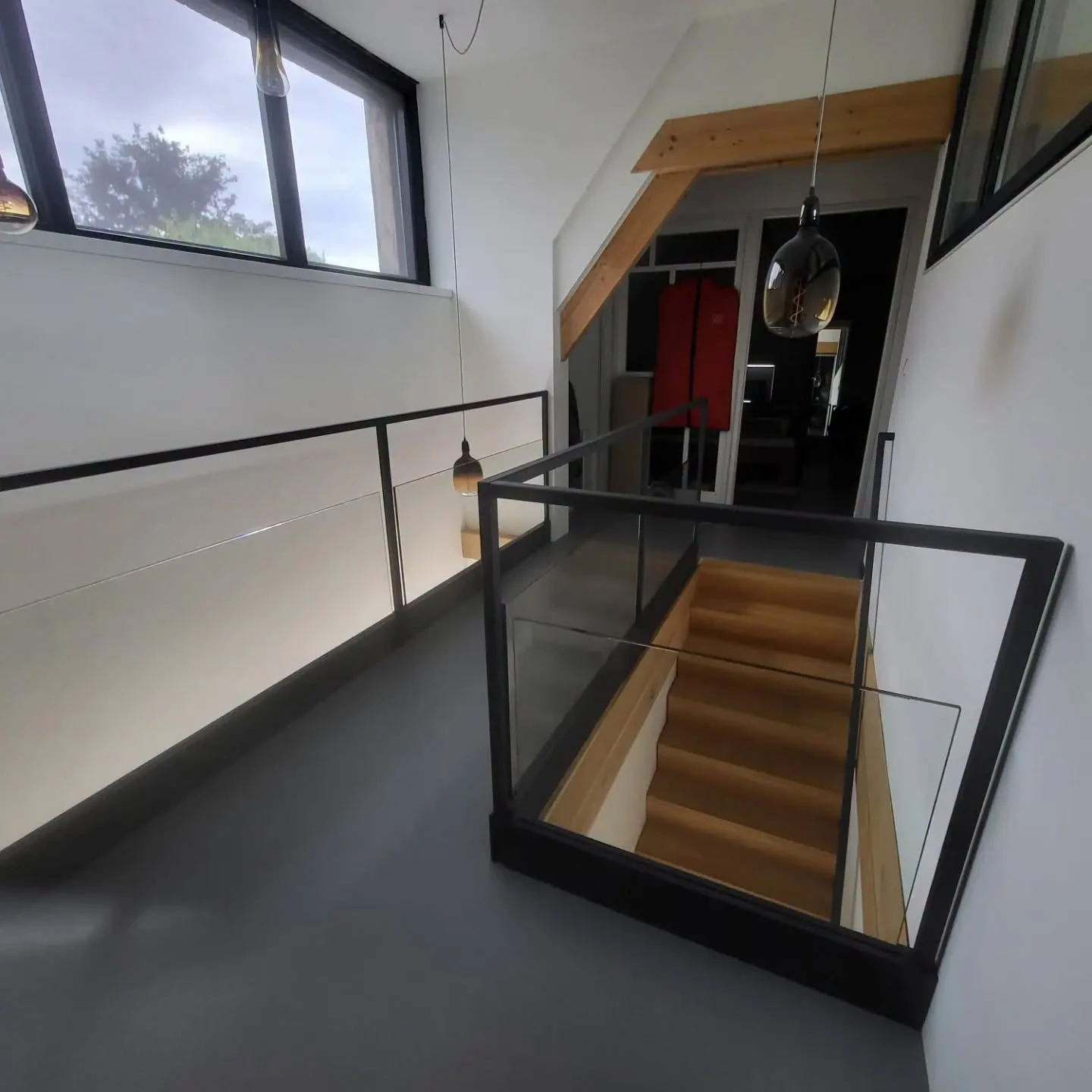 De trap is zichtbaar door het veiligheidsglas.