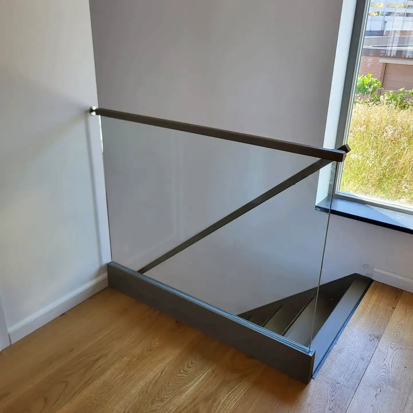 Bovenaanzicht van de glasbalustrade.