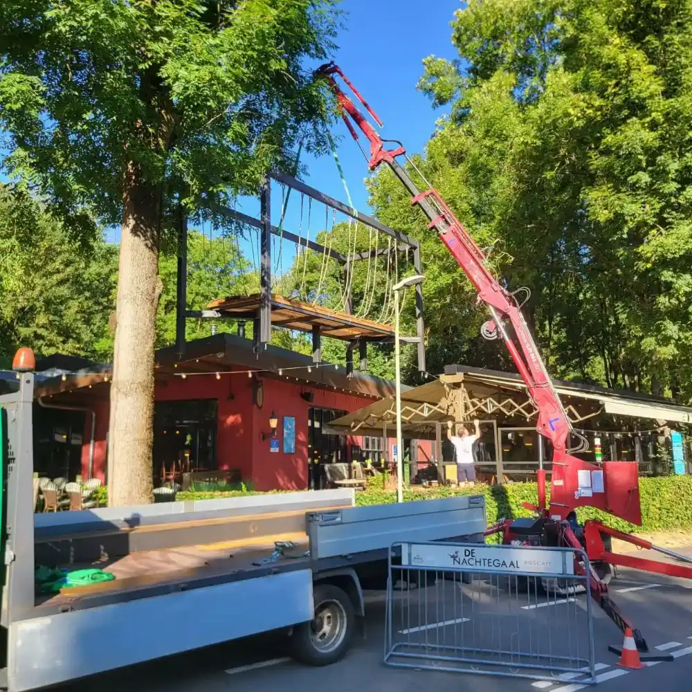 De Hoeflon hijskraan verplaatst de tafel moeiteloos.