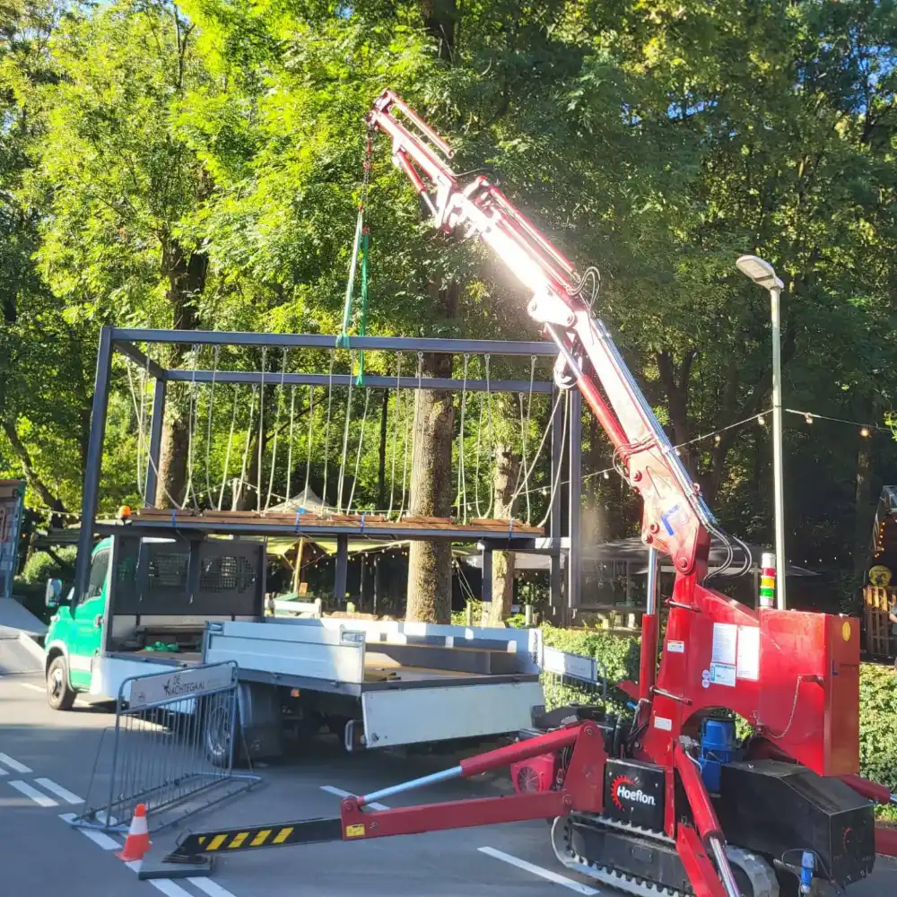 Onze Hoeflon hijskraan tilt de schommeltafel op.