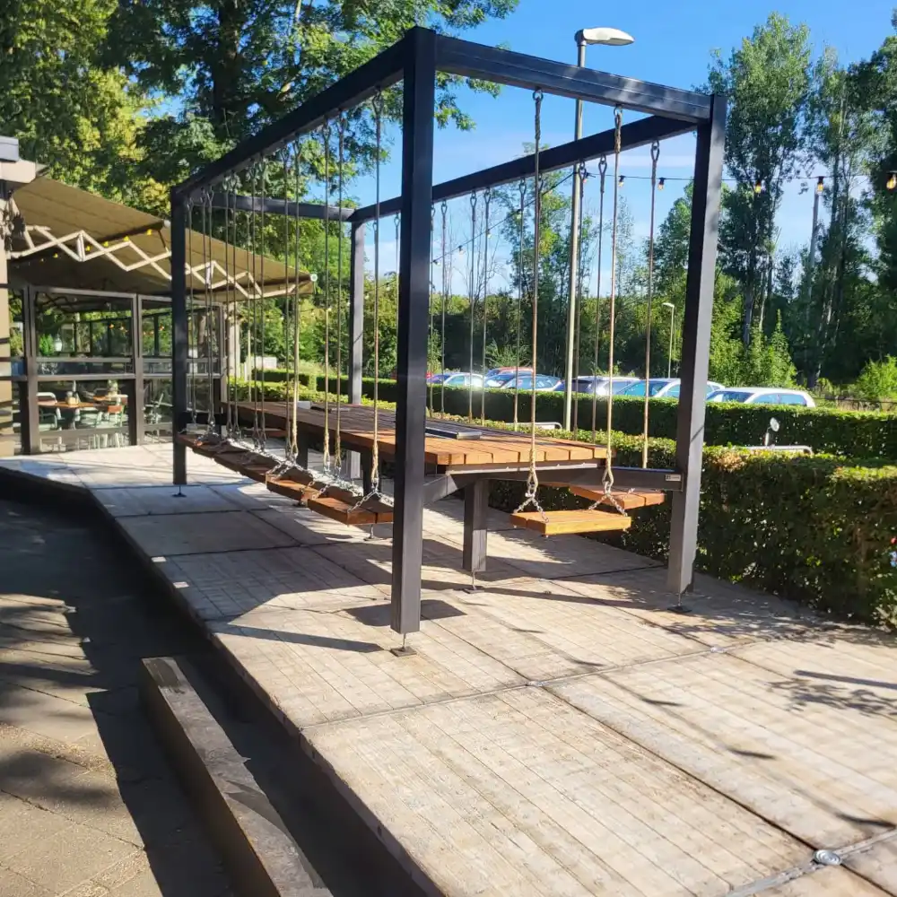 De op maat gemaakte tafel is aangekomen op de uiteindelijke plek.