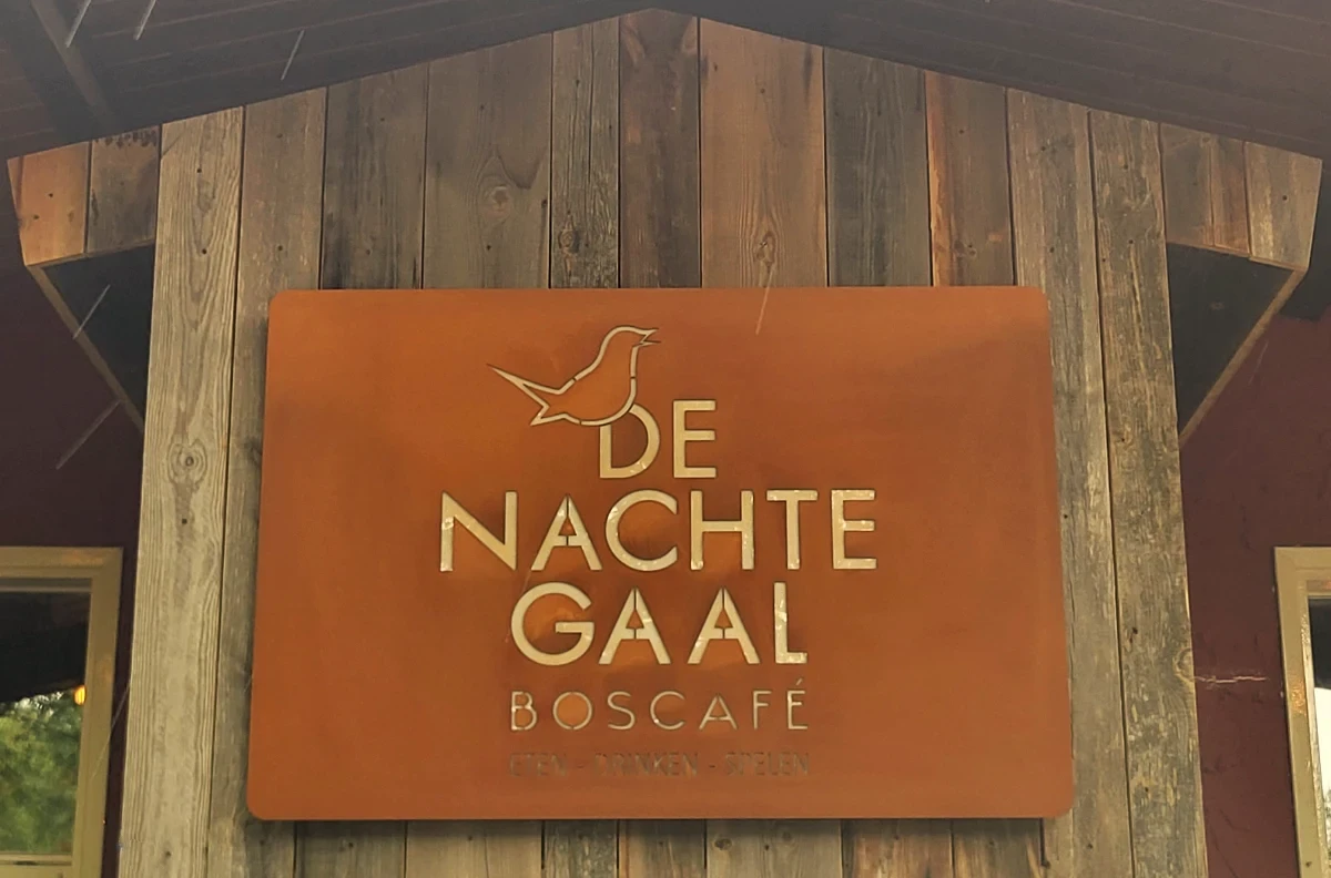 naambord in cor-tenstaal bij boscafe de nachtegaal