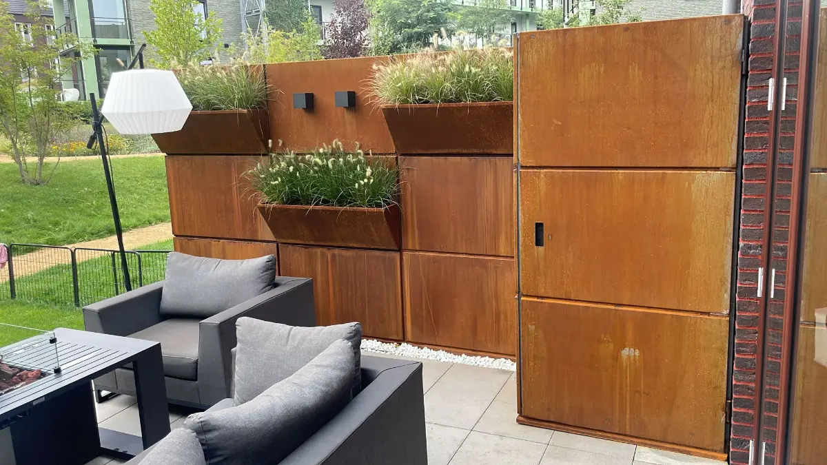 cor-ten staal tuinterras afscheiding en bergkast