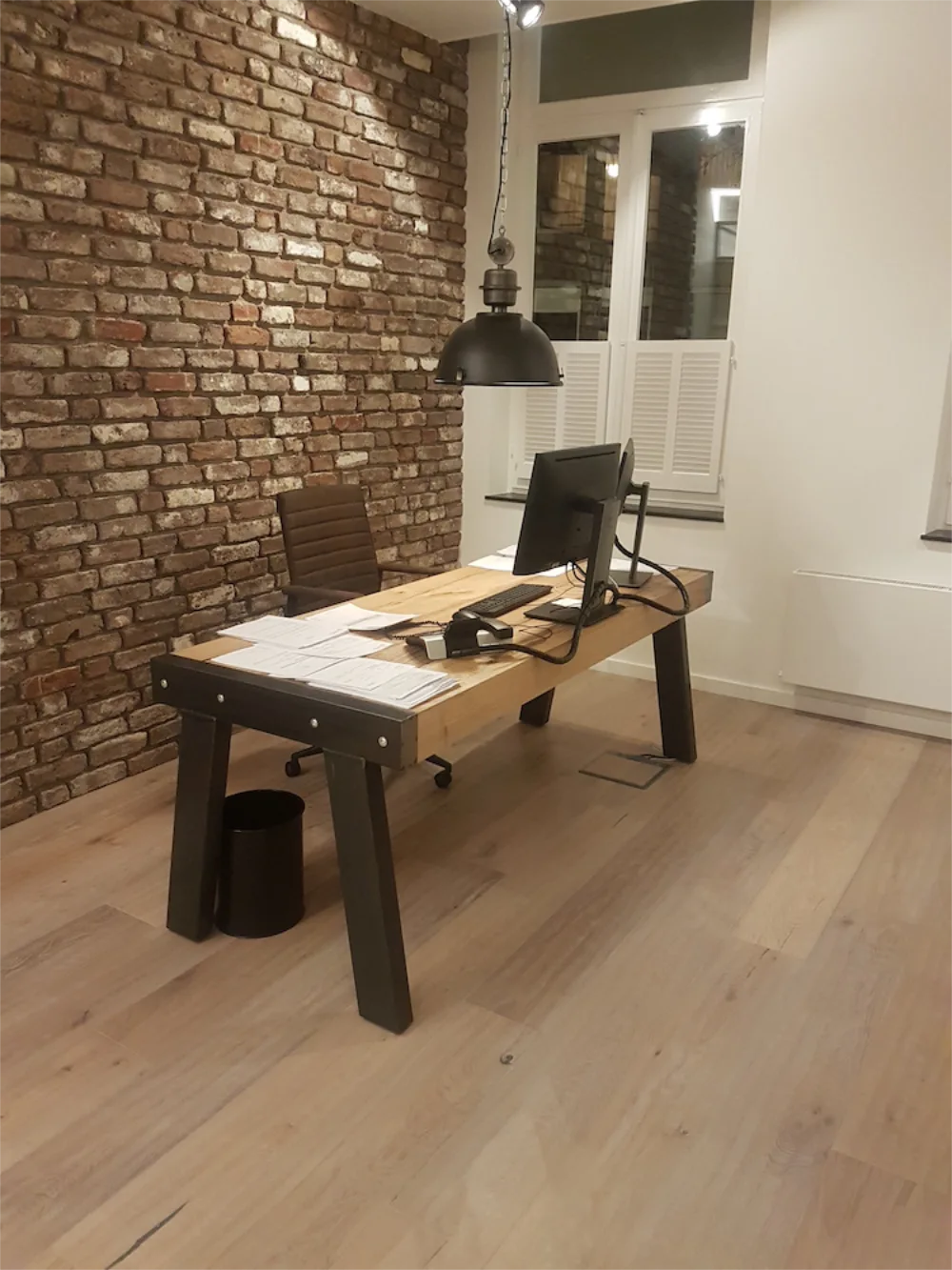 blauwstaal met hout bureau