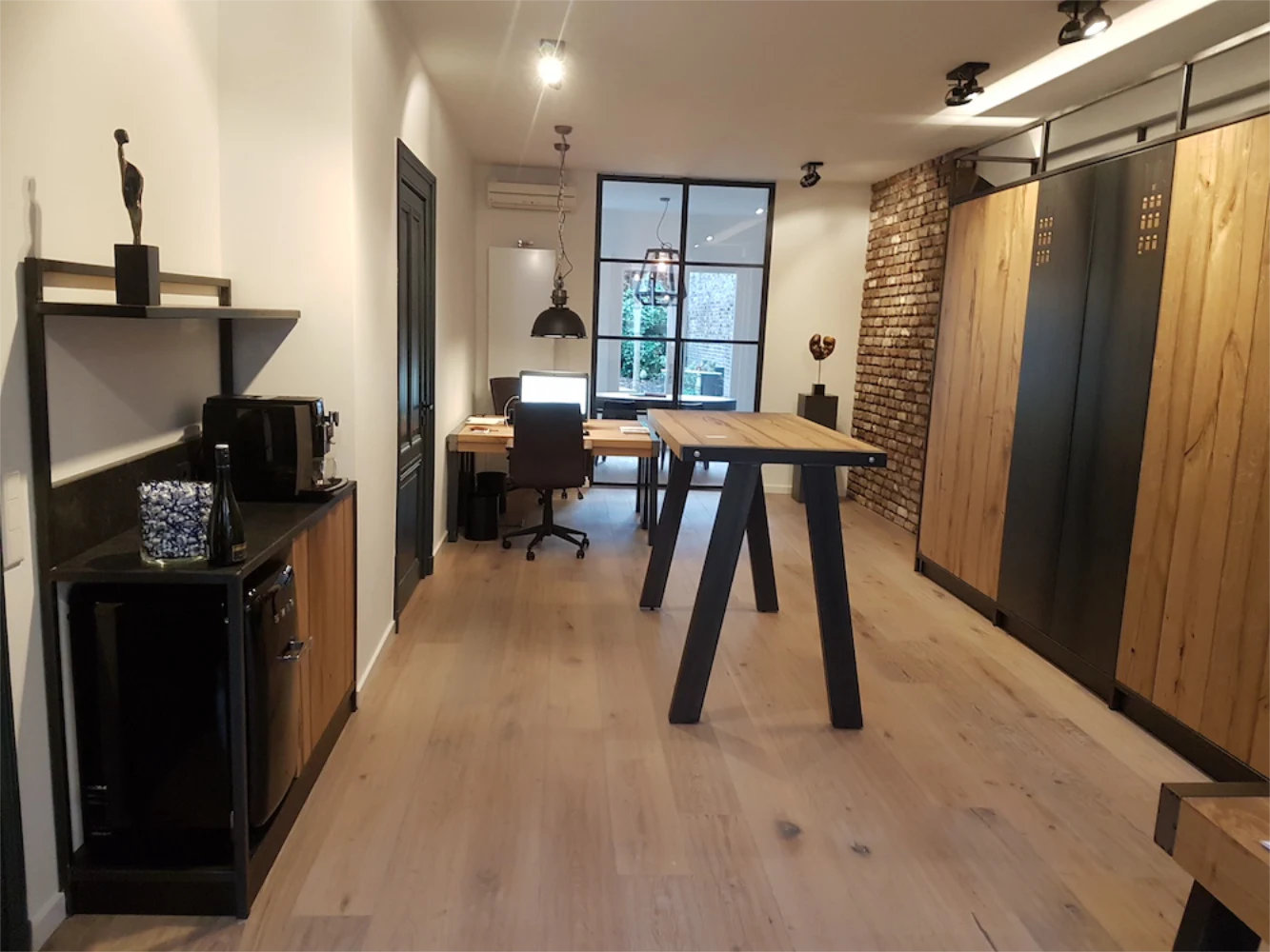 blauwstaal met hout statafel