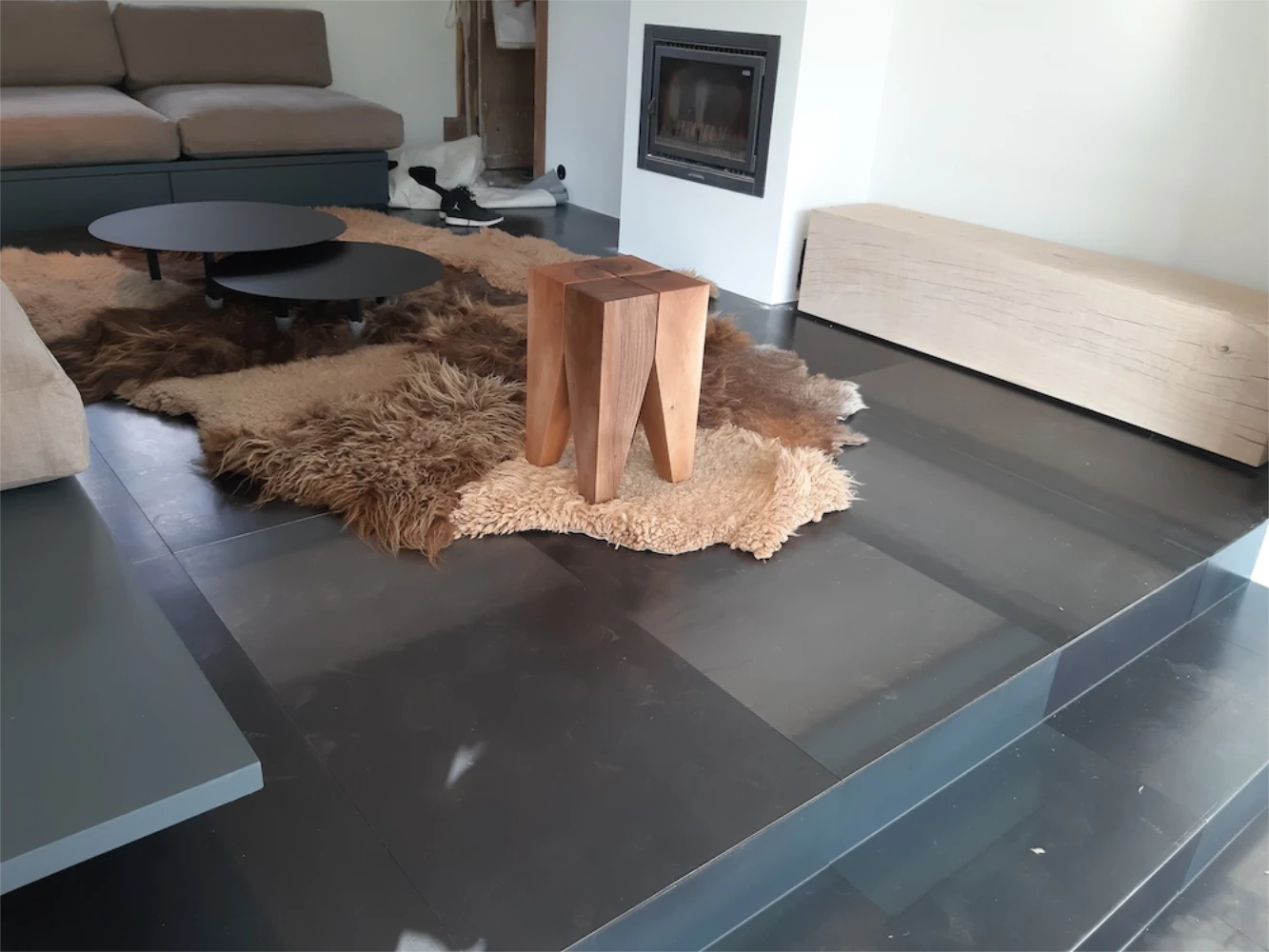 blauwstalen vloer in woonkamer