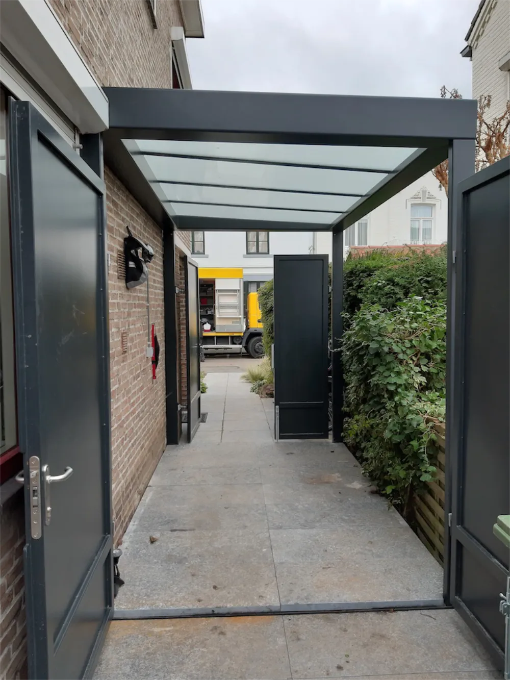 stalen overkapping met matglas