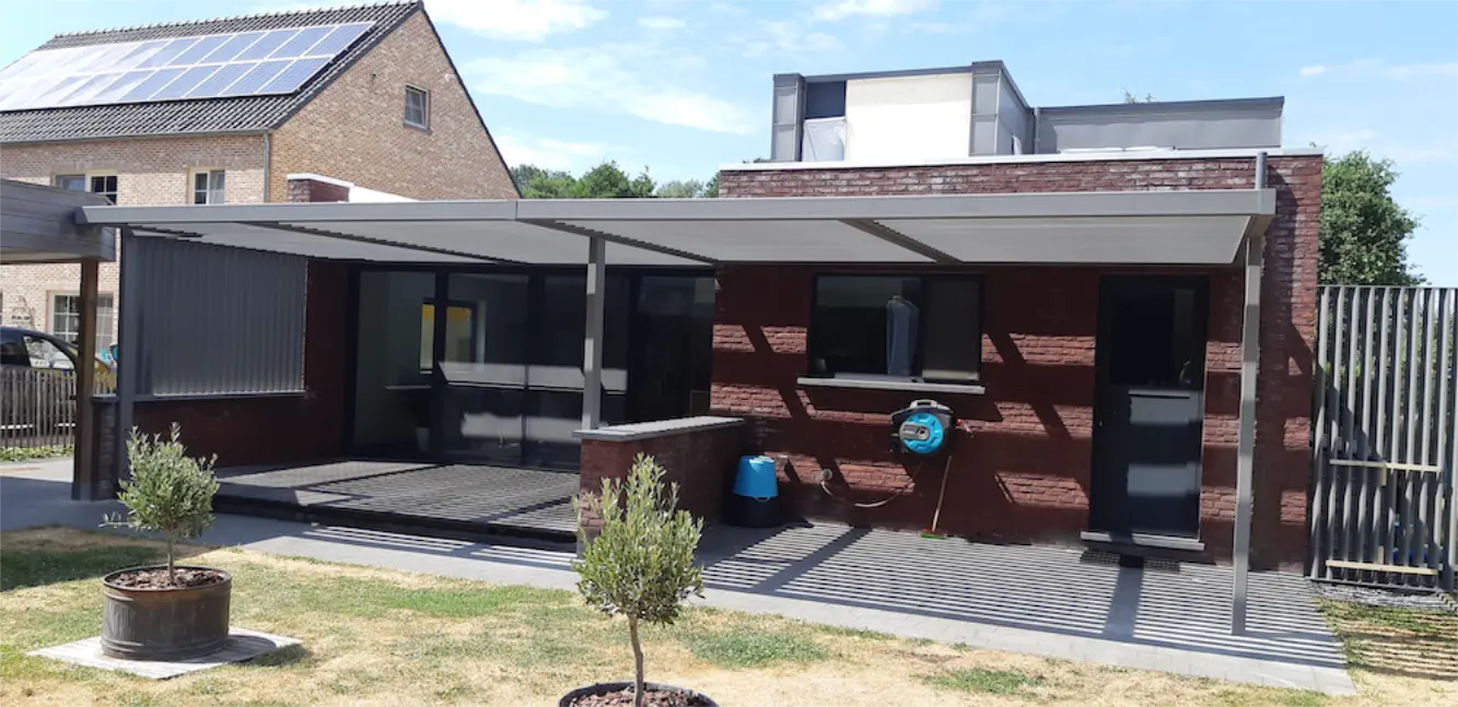 slanke stalen overkapping in tuin