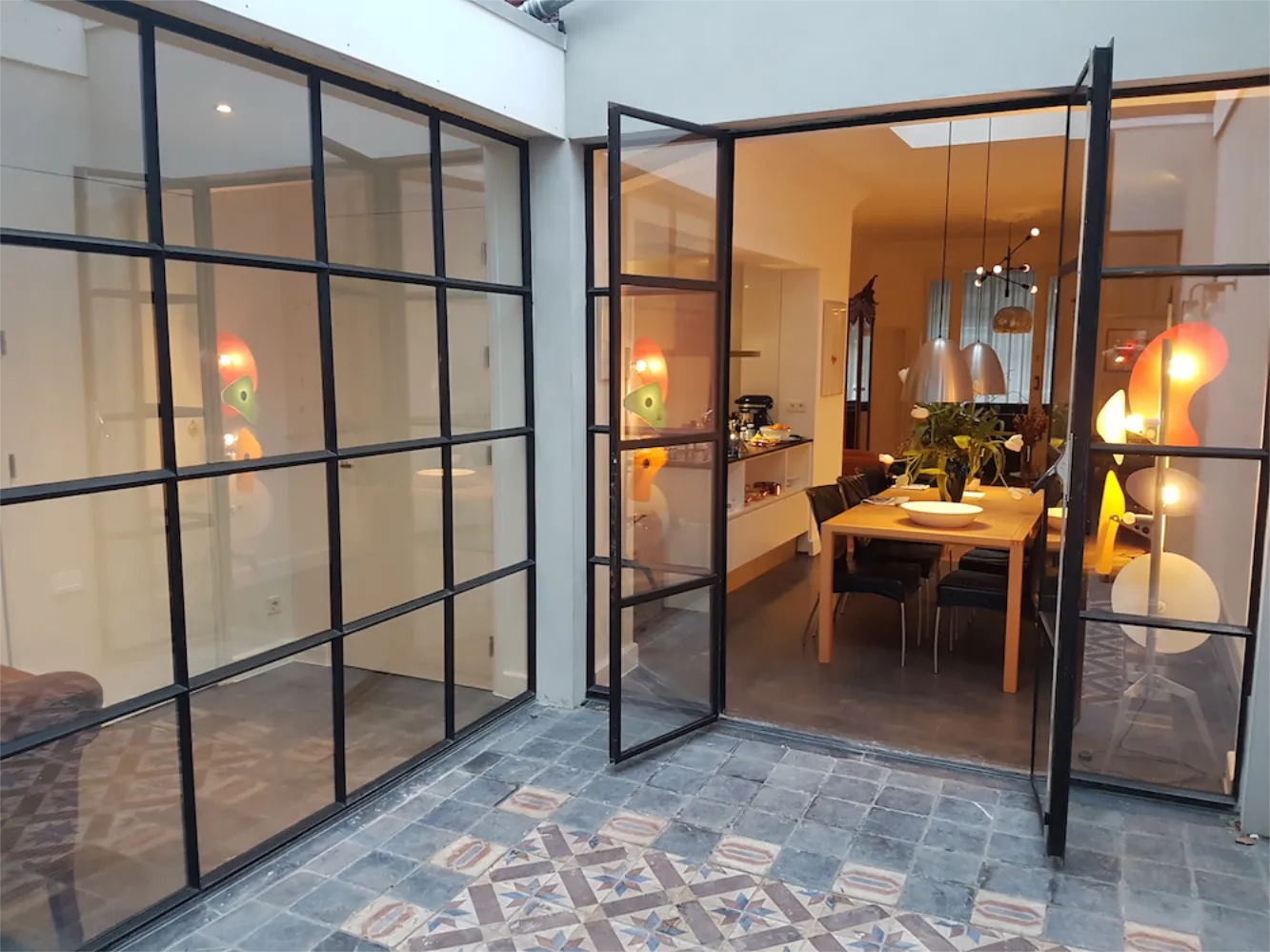 zwart stalen kozijnen en deuren