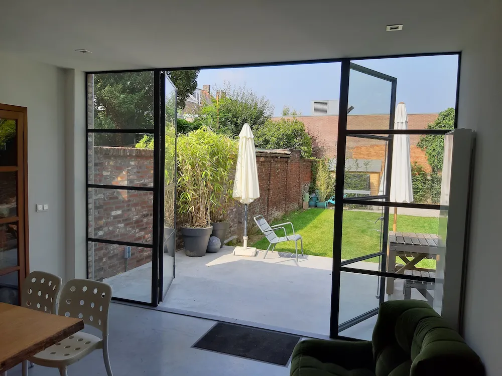 stalen kozijnen met openslaande tuindeuren