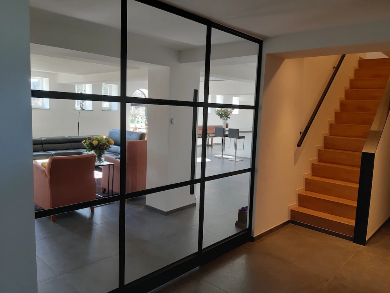 stalen kozijn met glas en vakverdeling