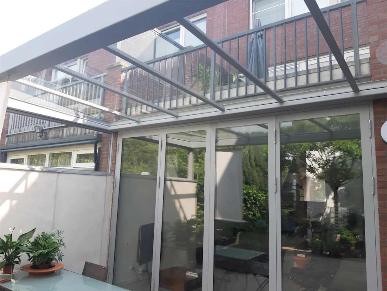 stalen kozijnen en staal met glas afdak