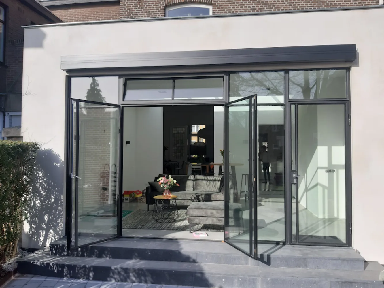 zwart stalen kozijn met naar buiten slaande deuren
