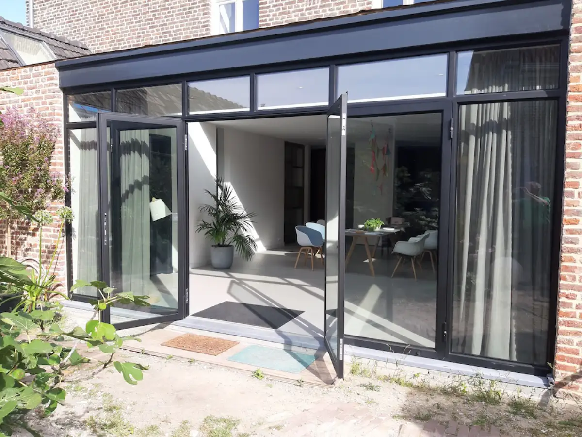 zwart stalen kozijn met naar buiten slaande deuren