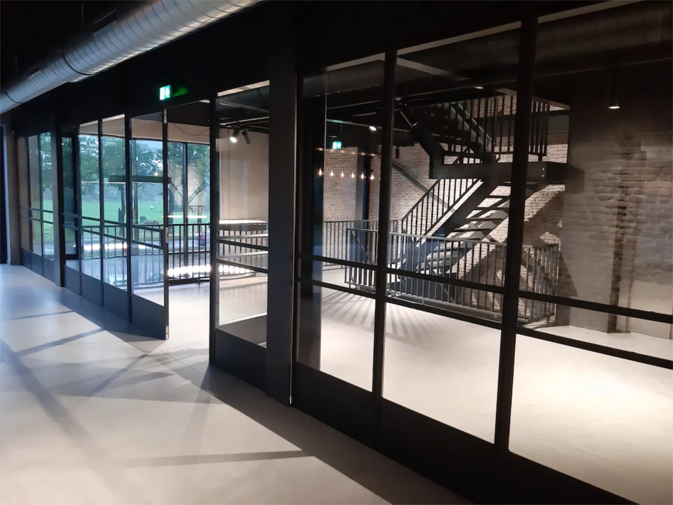 tussenwand in zwart staal met glas en deuren