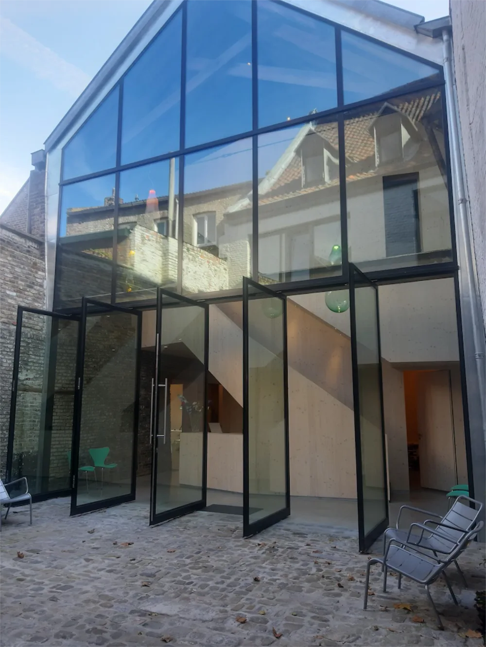 buitengevel in staal met glas en openslaande deuren