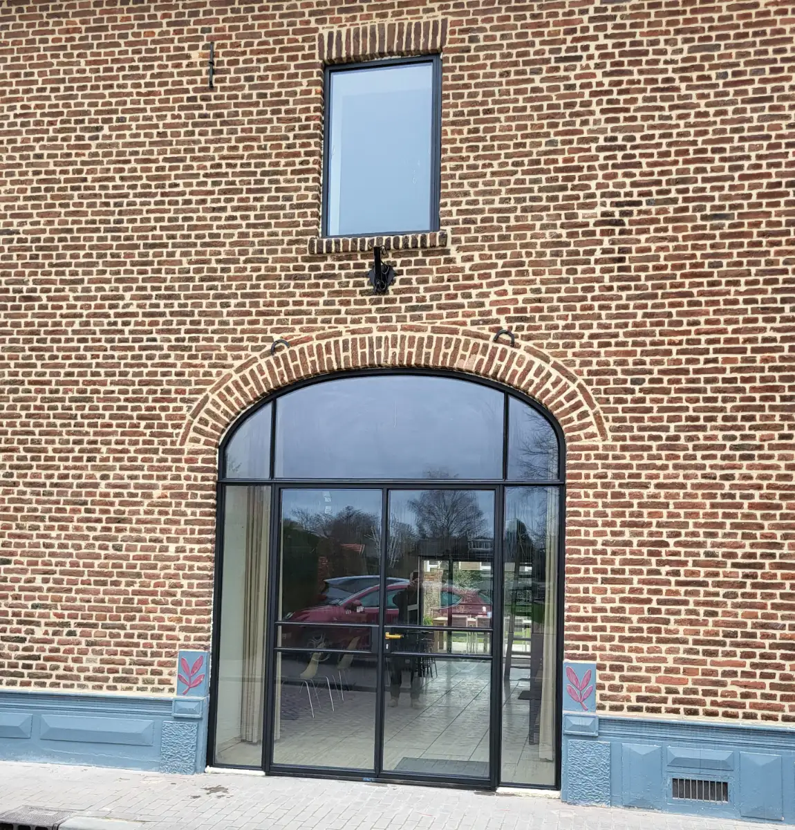 zwart stalen kozijn en buitendeur