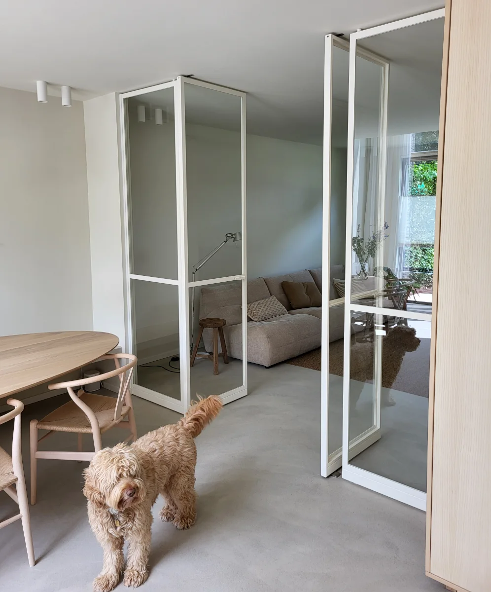 stalen roomdivider met taatsdeuren
