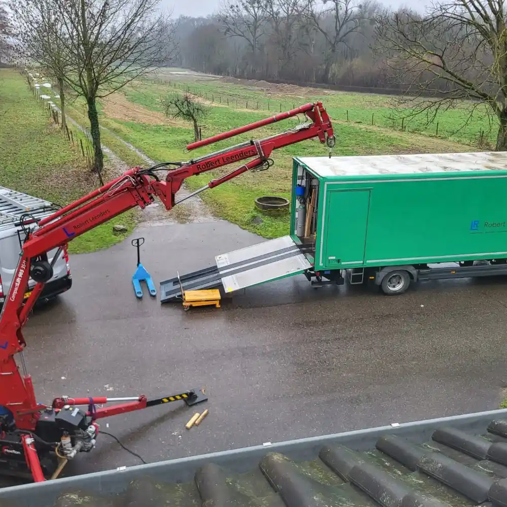 zwevende-stalen-trap-met-hout-Robert-Leenders-07