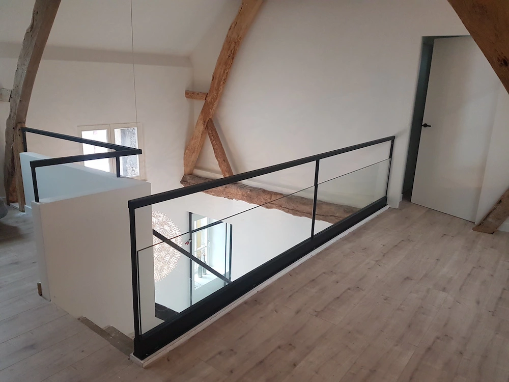 zwart stalen leuning en glasbalustrade