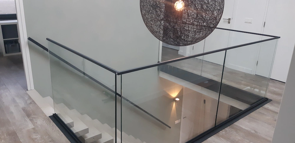 glasbalustrade met staal profielen