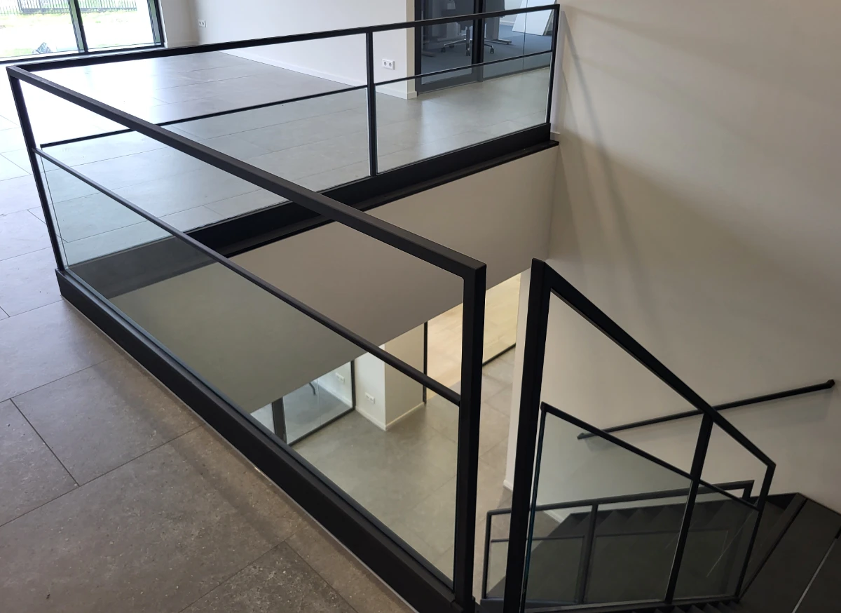 zwart staal leuningwerk met glasinzet