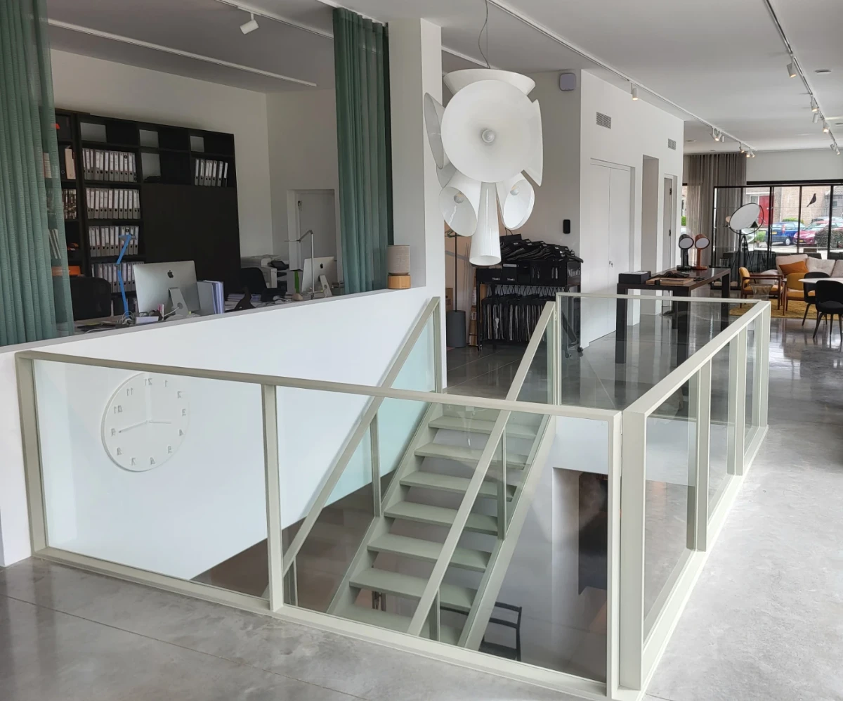 kiezelgrijs stalen trap met balustrade rondom