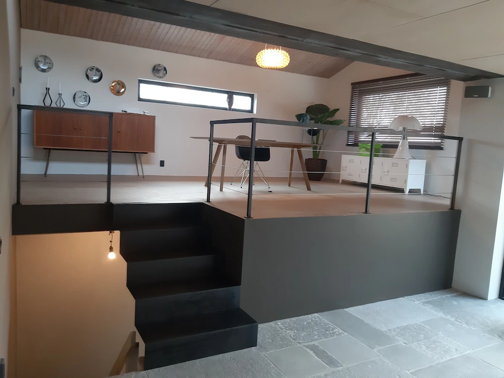 zwart stalen balustrade met spankabels