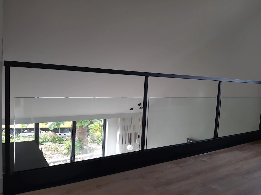 glasbalustrade met zwart staal profiel