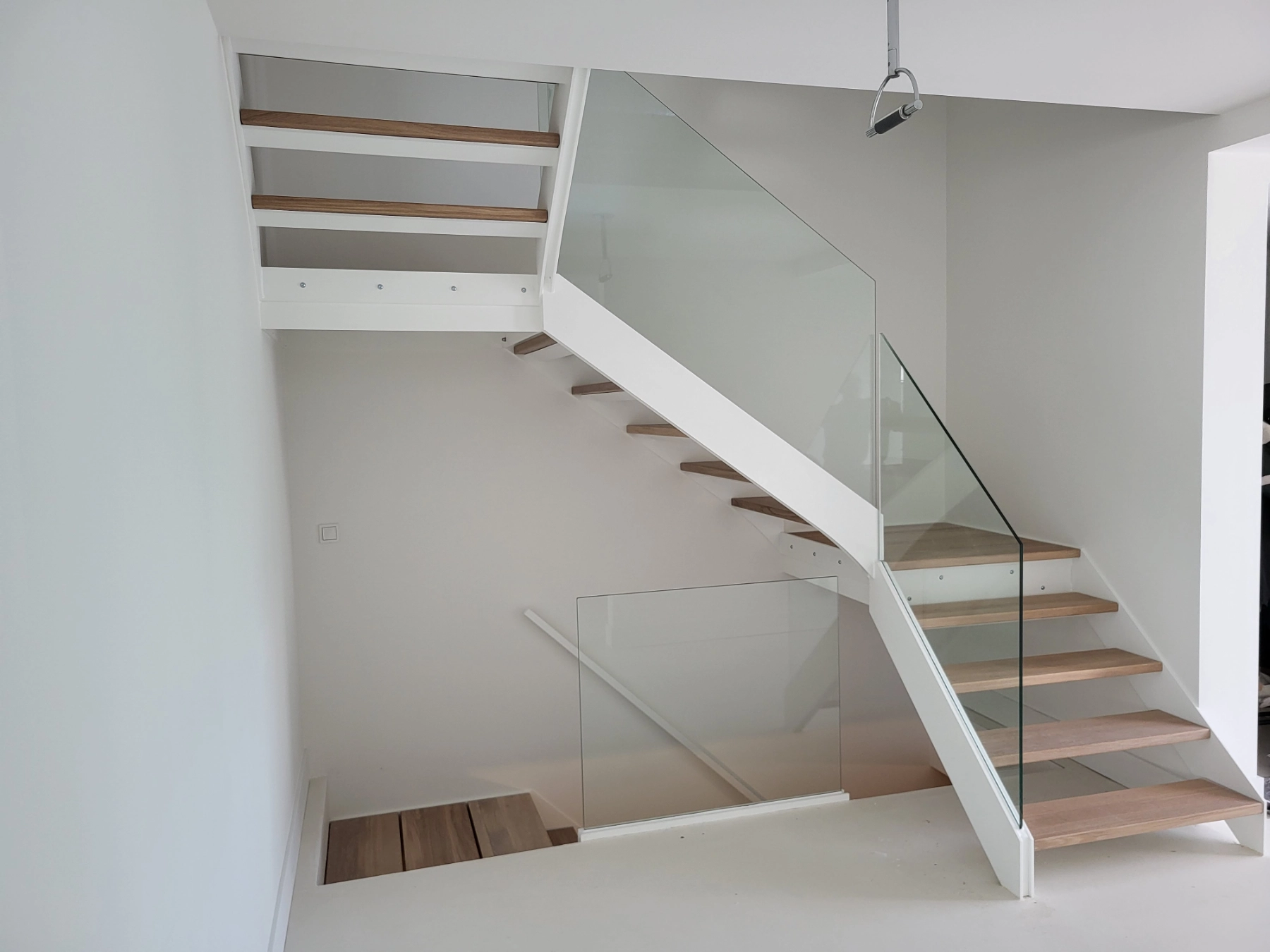 wit stalen trap met glabalustrade