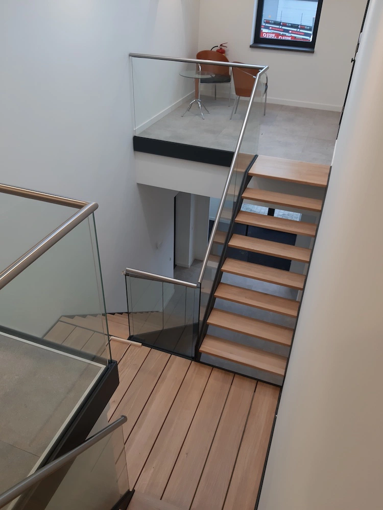 zwart stalen trap met naturel hout