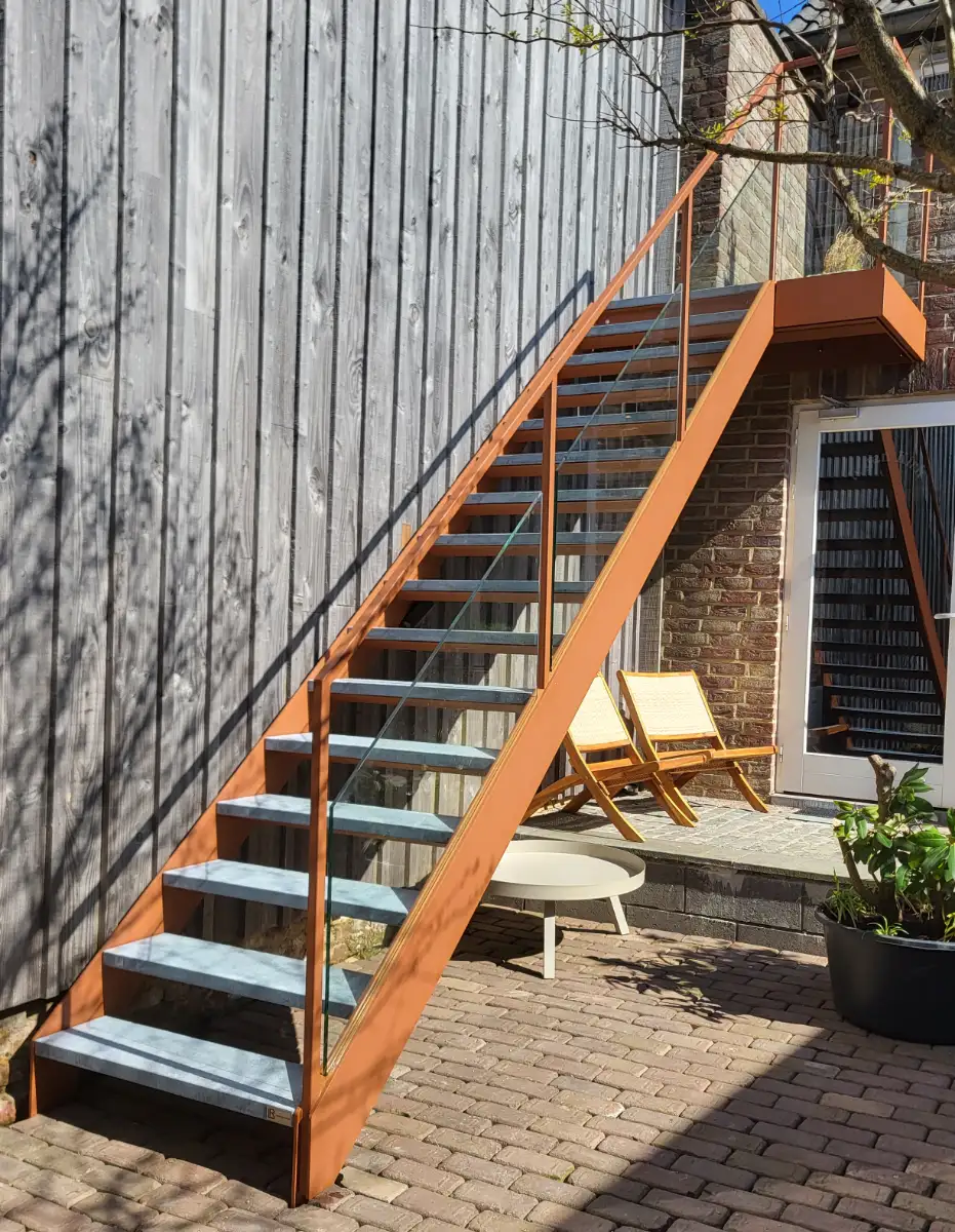 stalen buitentrap met glasbalustrade