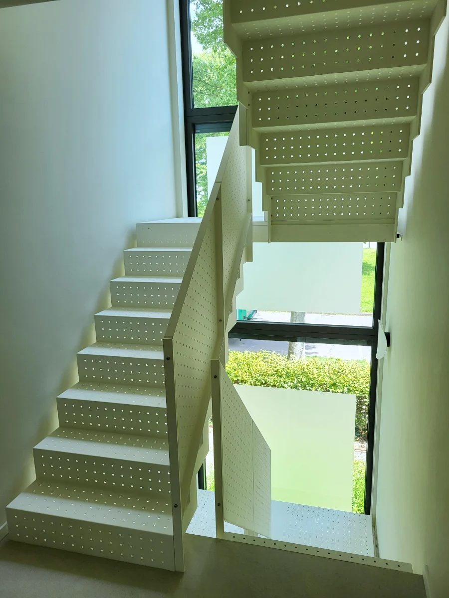 binnentrap in creme geperforeerd staal