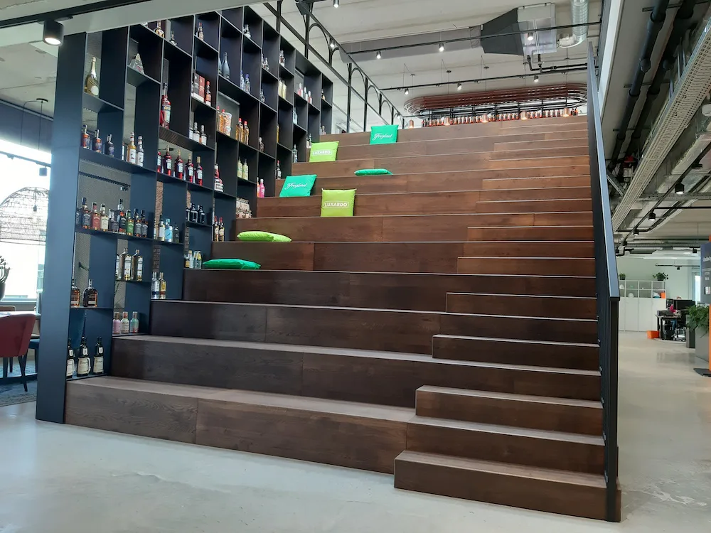 podiumtrap van staal met hout