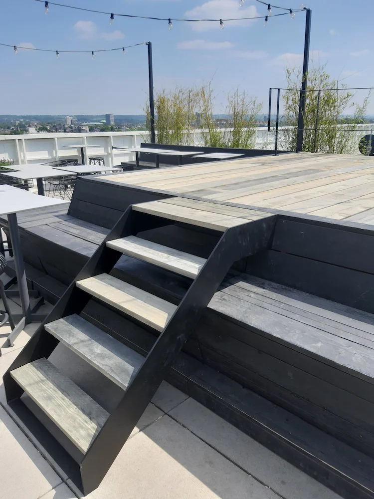 buitentrap van staal met hout op rooftop terras