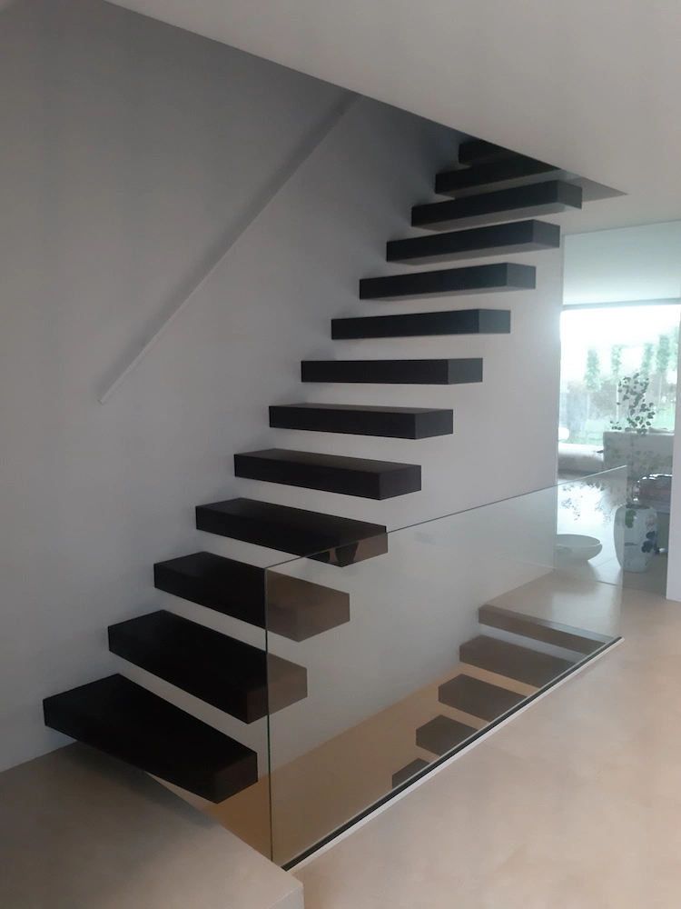 zwevende stalen trap met houten treden